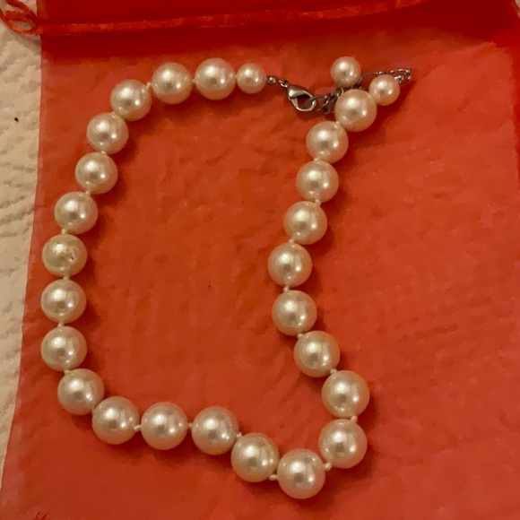 Elegant Pearl Necklace and Bracelet Set - Picture 4 of 5
